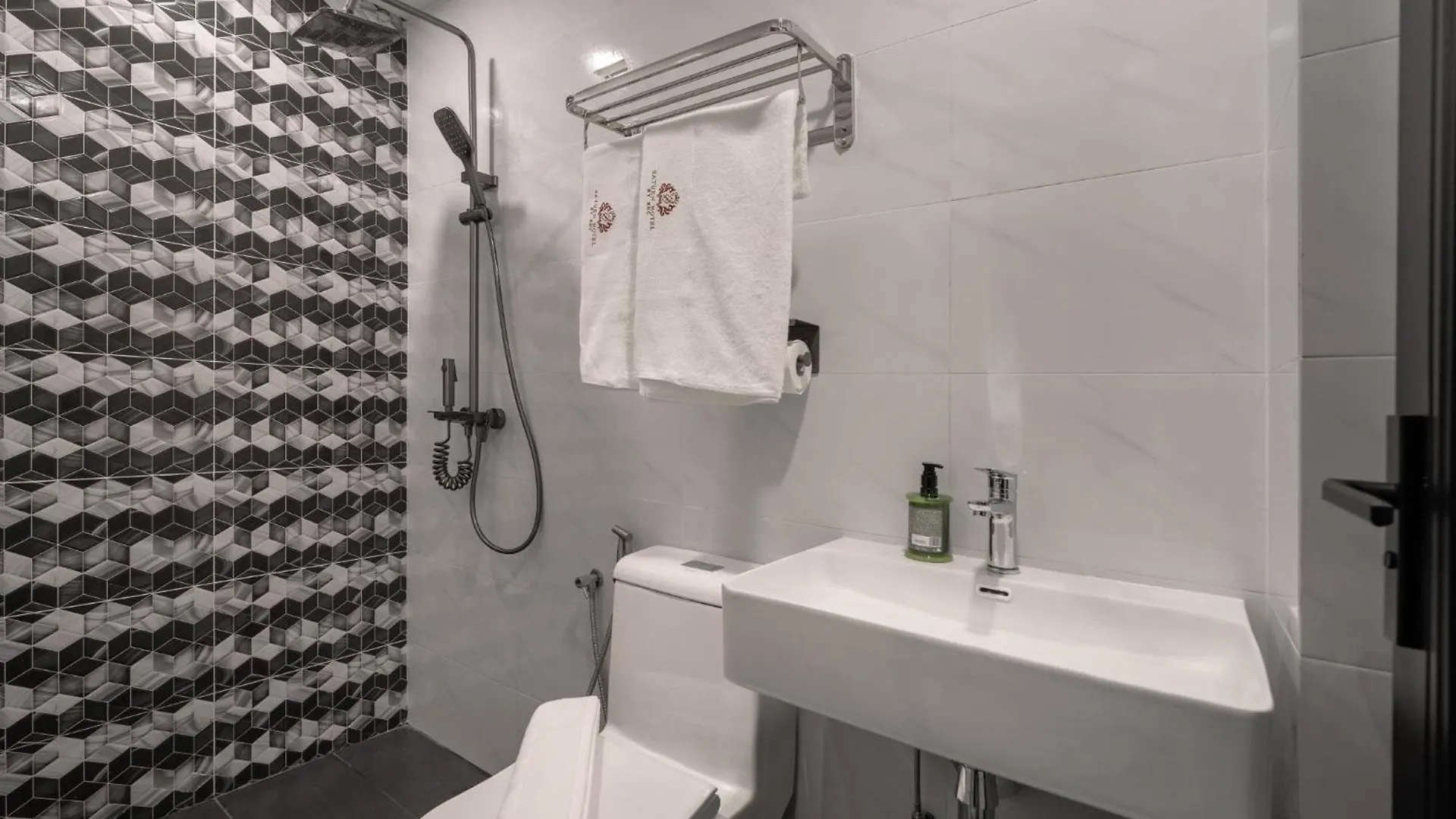 Saturn Hotel George Town